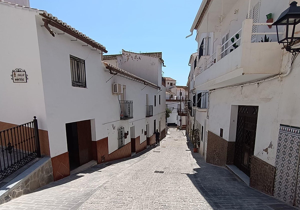Una de las calles reformadas en Almogía.