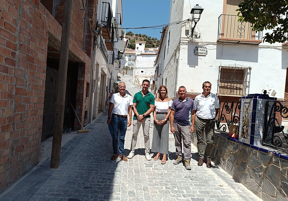 Imagen principal - Once meses, dos danas y una borrasca después… las calles del centro de Almogía reabren al tráfico