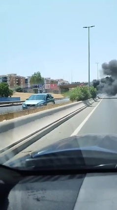 Espectacular incendio de un coche en la avenida de Valle Inclán de Málaga capital