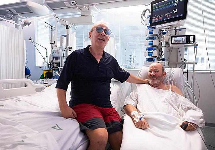 Su hermano Sule, en la camilla, y Francisco, sentado.