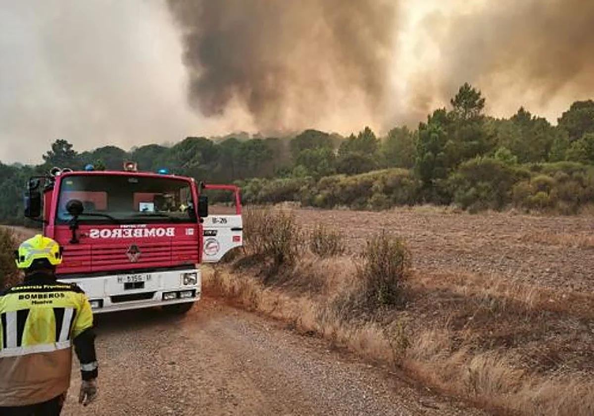 El Infoca da por estabilizado el incendio en el paraje La Contienda de Aroche, en Huelva