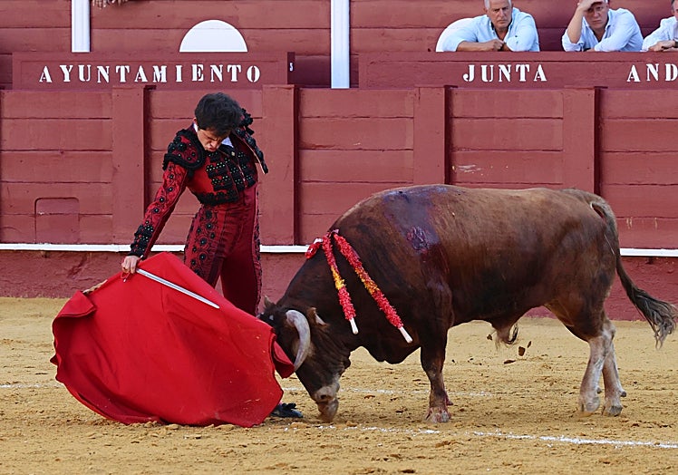 Derechazo de Ignacio Candelas al primero de su lote.