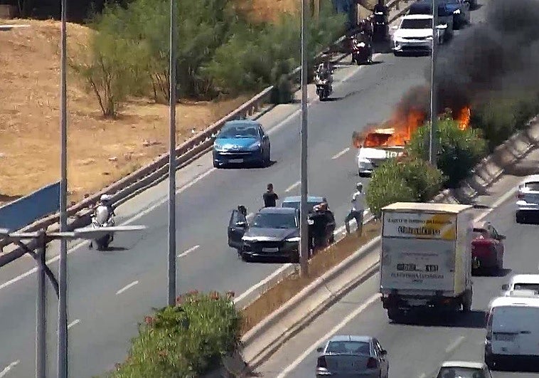 El incendio de un coche en la avenida Valle Inclán de Málaga provoca una columna de humo y retenciones