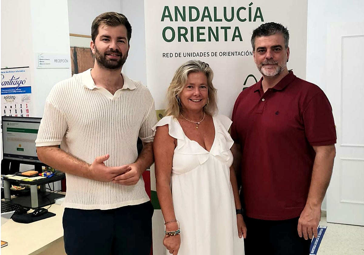 El concejal, con los técnicos del programa.