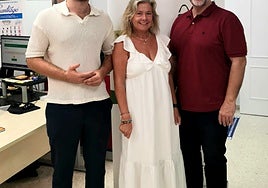 El concejal, con los técnicos del programa.