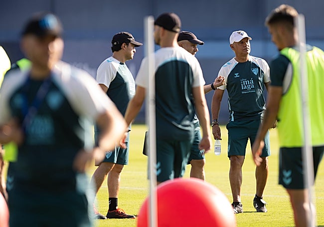 Sergio Pellicer, ayer junto a otros componentes del cuerpo técnico.