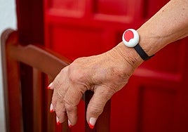 Andalucía alerta de fraudes en el servicio de teleasistencia, con robos o cobros indebidos