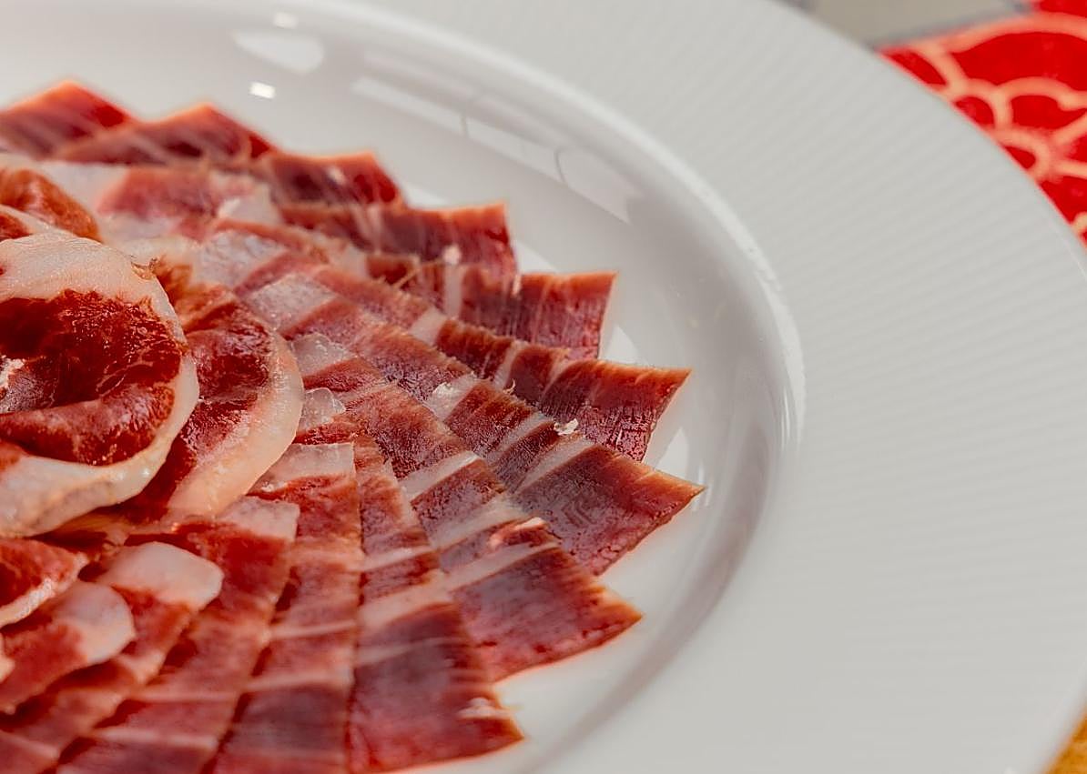 Imagen secundaria 1 - Arriba, el 'pescaíto' frito no puede faltar estos días. Abajo, a la izquierda, pocos establecimientos se resisten a incluir el jamón en su carta. A la derecha, las gambas, otro de los platos que más se ven en las mesas.