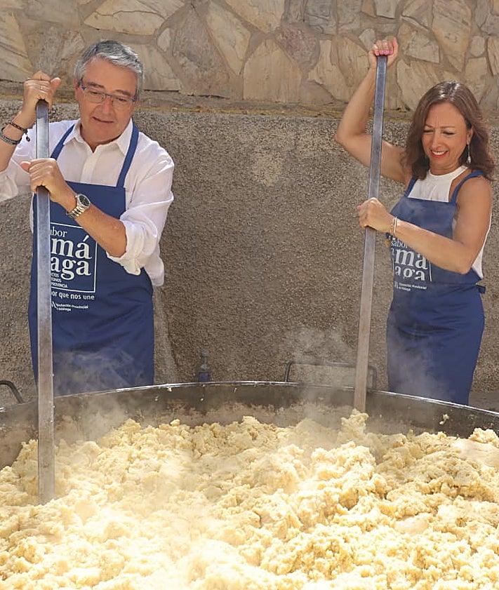Imagen secundaria 2 - Tres imágenes de la celebración que ha tenido lugar este viernes en Cómpeta.