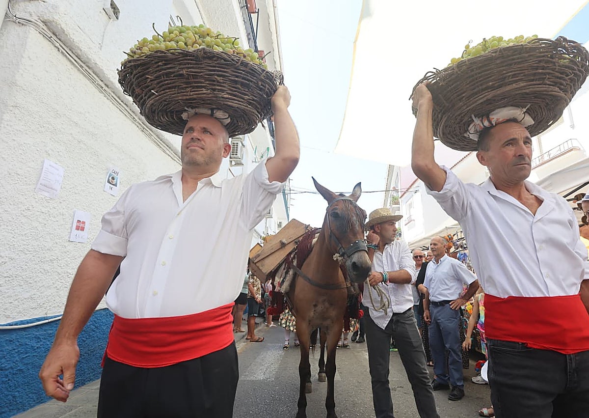 Imagen secundaria 1 - Tres imágenes de la celebración que ha tenido lugar este viernes en Cómpeta.
