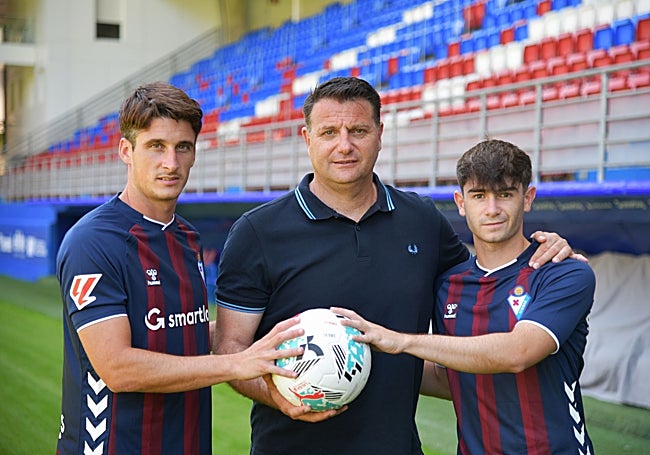 Olaetxea y Aleix Garrido, dos de los fichajes, flanquean al director deportivo del Eibar, César Palacios.