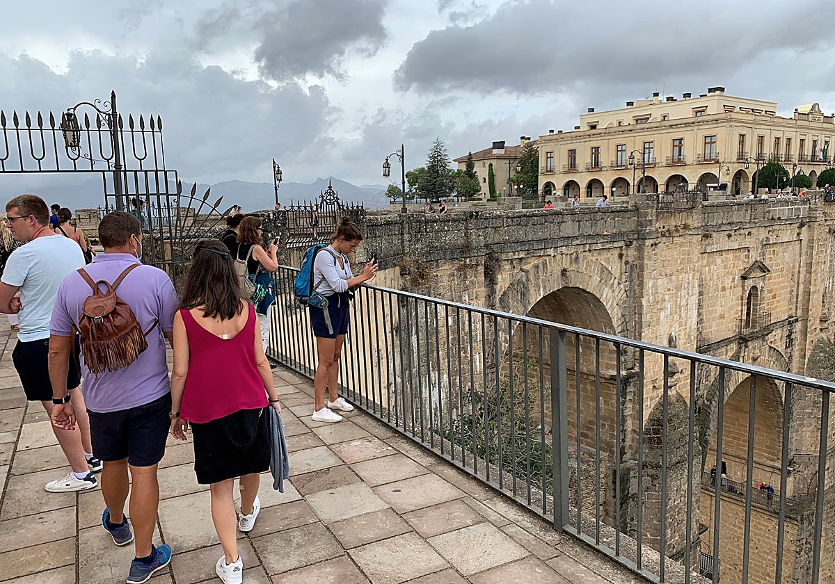 Turistas en el Mirador de Aldehuela, uno de los puntos más visitados de Ronda por sus vistas al Puente Nuevo.