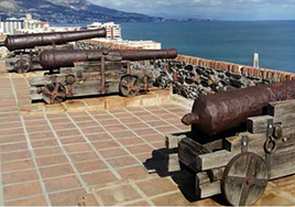 Imagen de los cañones situados en la terraza del castillo Sohail.