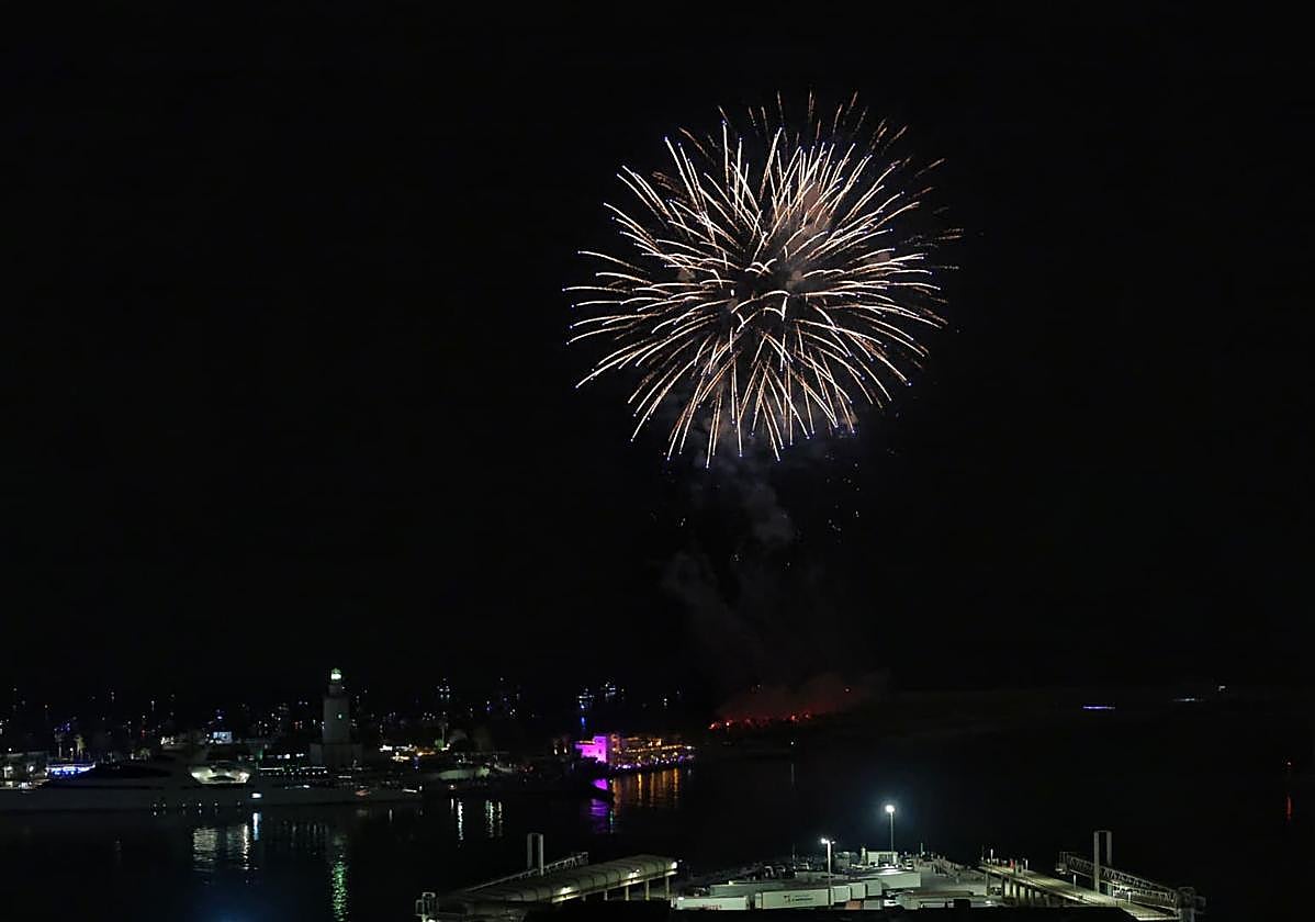 Espectáculo de drones y de fuegos artificiales para abrir la Feria de Málaga 2025
