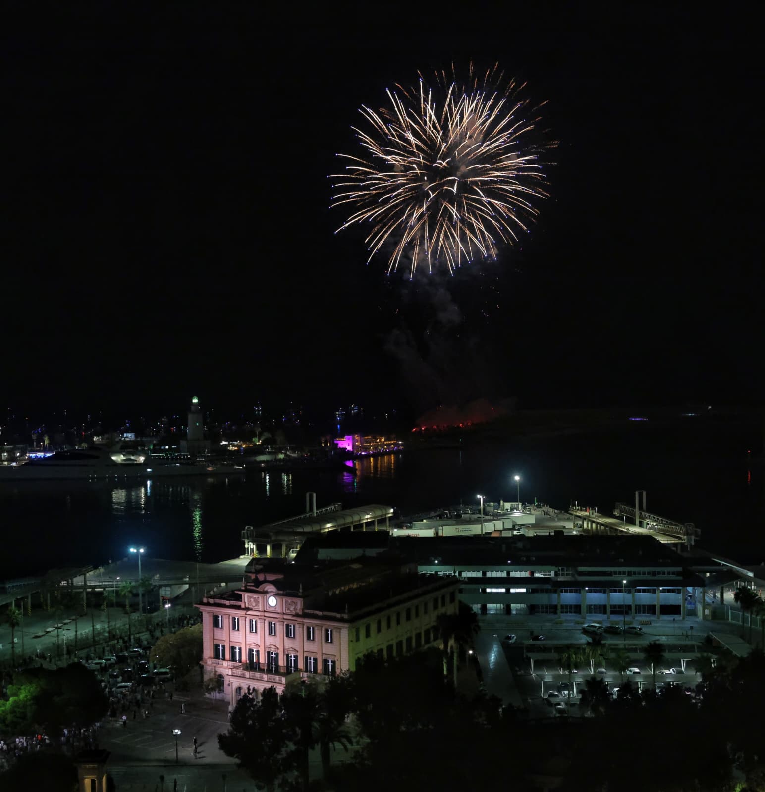 Las mejores imágenes del espectáculo de fuegos artificiales y drones de la Feria de Málaga 2025