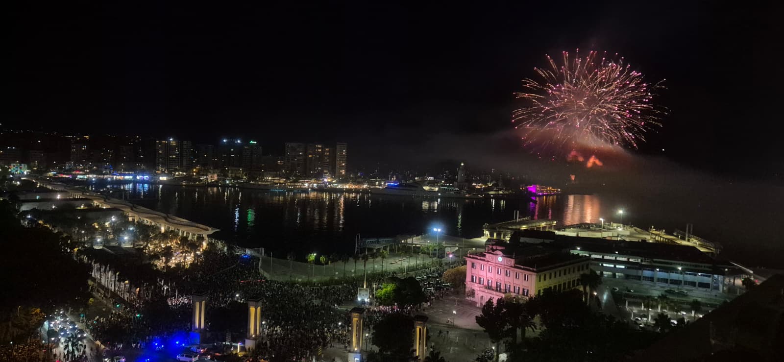 Las mejores imágenes del espectáculo de fuegos artificiales y drones de la Feria de Málaga 2025
