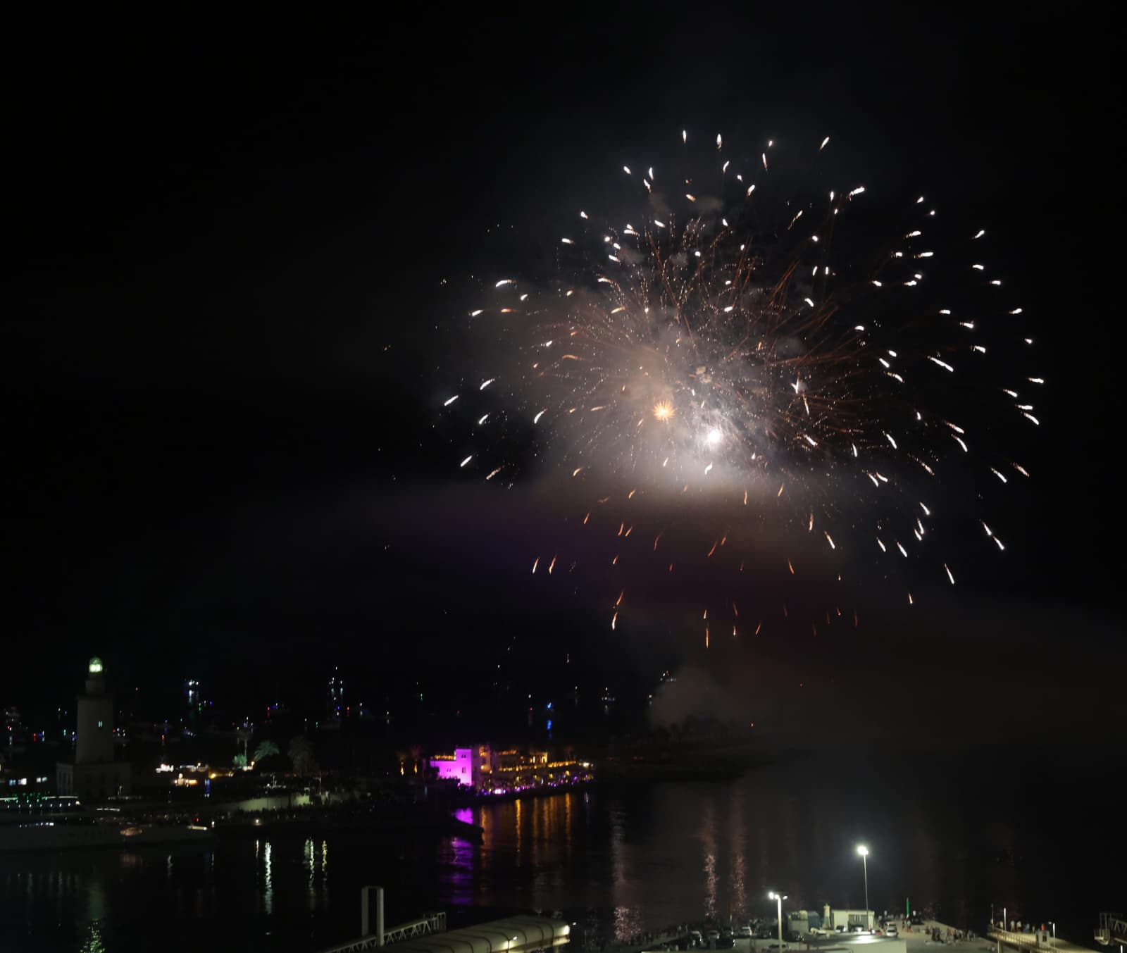 Las mejores imágenes del espectáculo de fuegos artificiales y drones de la Feria de Málaga 2025
