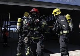 Bomberos, durante un simulacro en la estación del metro.
