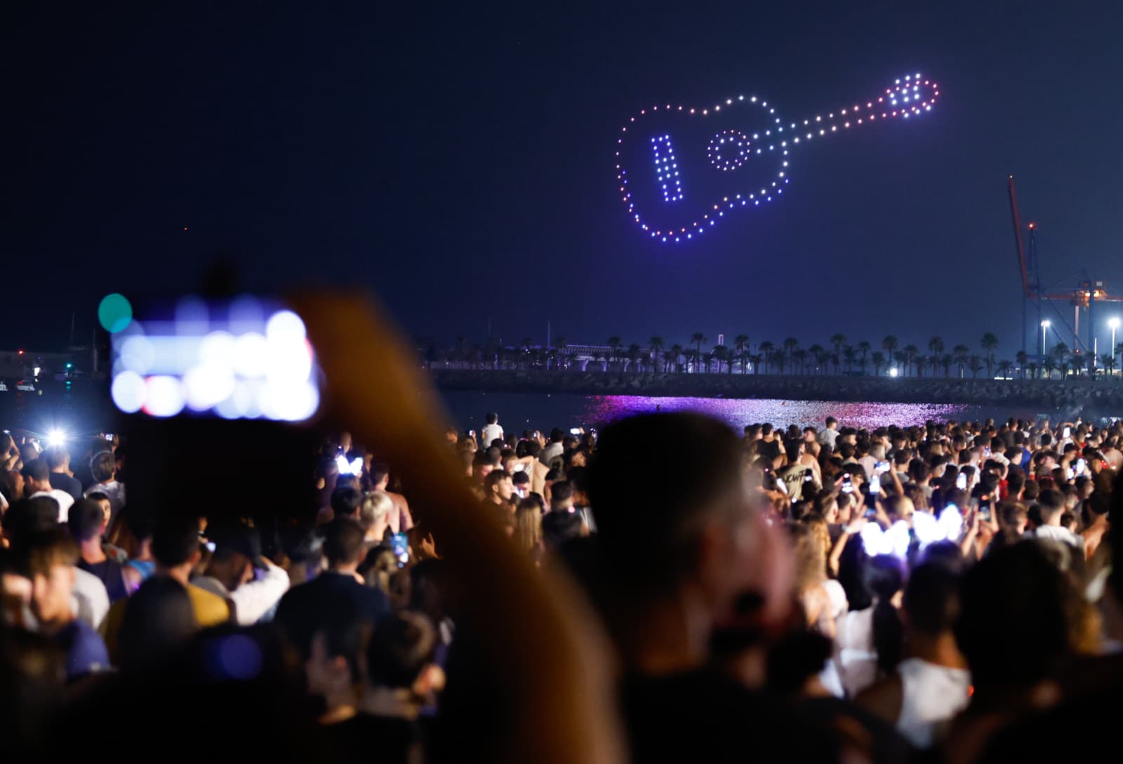 Las mejores imágenes del espectáculo de fuegos artificiales y drones de la Feria de Málaga 2025