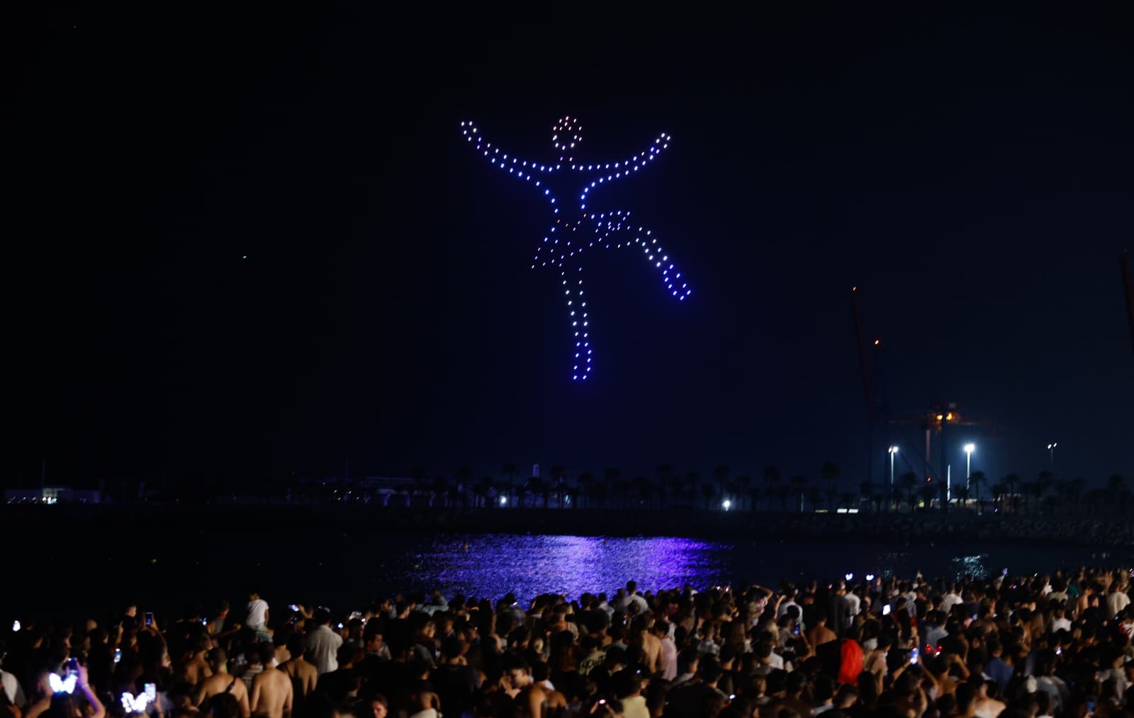 Las mejores imágenes del espectáculo de fuegos artificiales y drones de la Feria de Málaga 2025