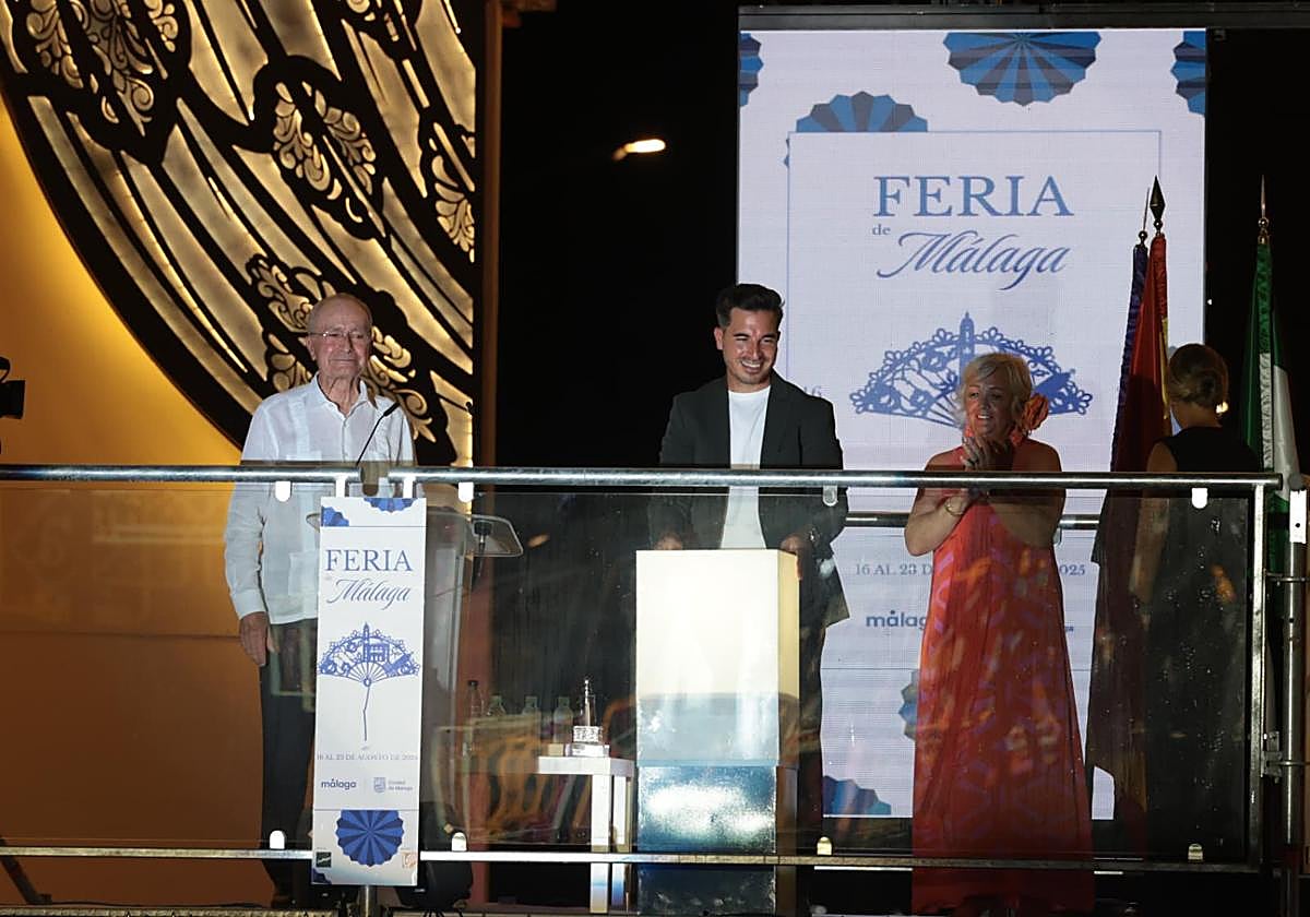 Javier Castillo, en el centro, junto a Francisco de la Torre y Teresa Porras.