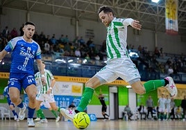 El último fichaje del Málaga Ciudad Redonda, Rafa López, en acción.