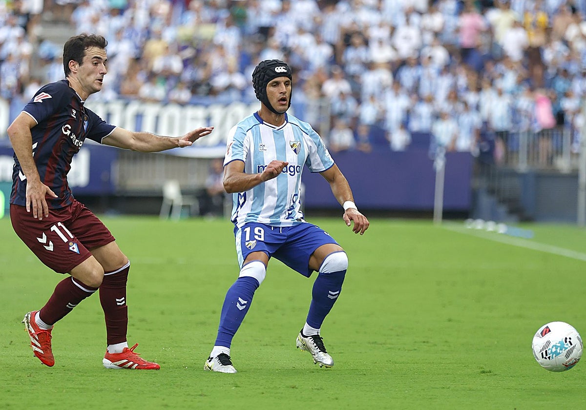 Luismi intenta llegar al balón minutos antes de sufrir el fuerte golpe en el rostro.