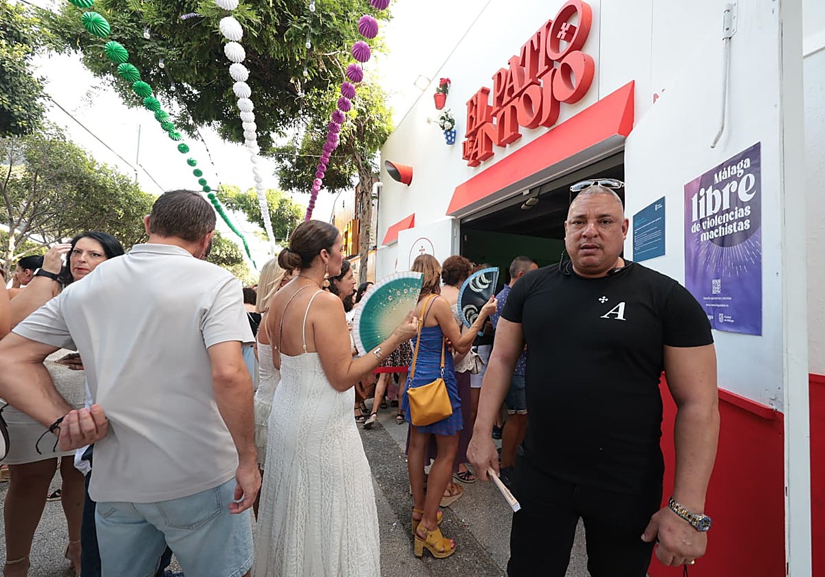 Aldo Ramón, a las puertas de la caseta donde trabaja.