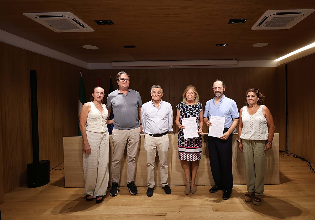 La alcaldesa, Ángeles Muñoz, con la Asociación Avance Positivo.