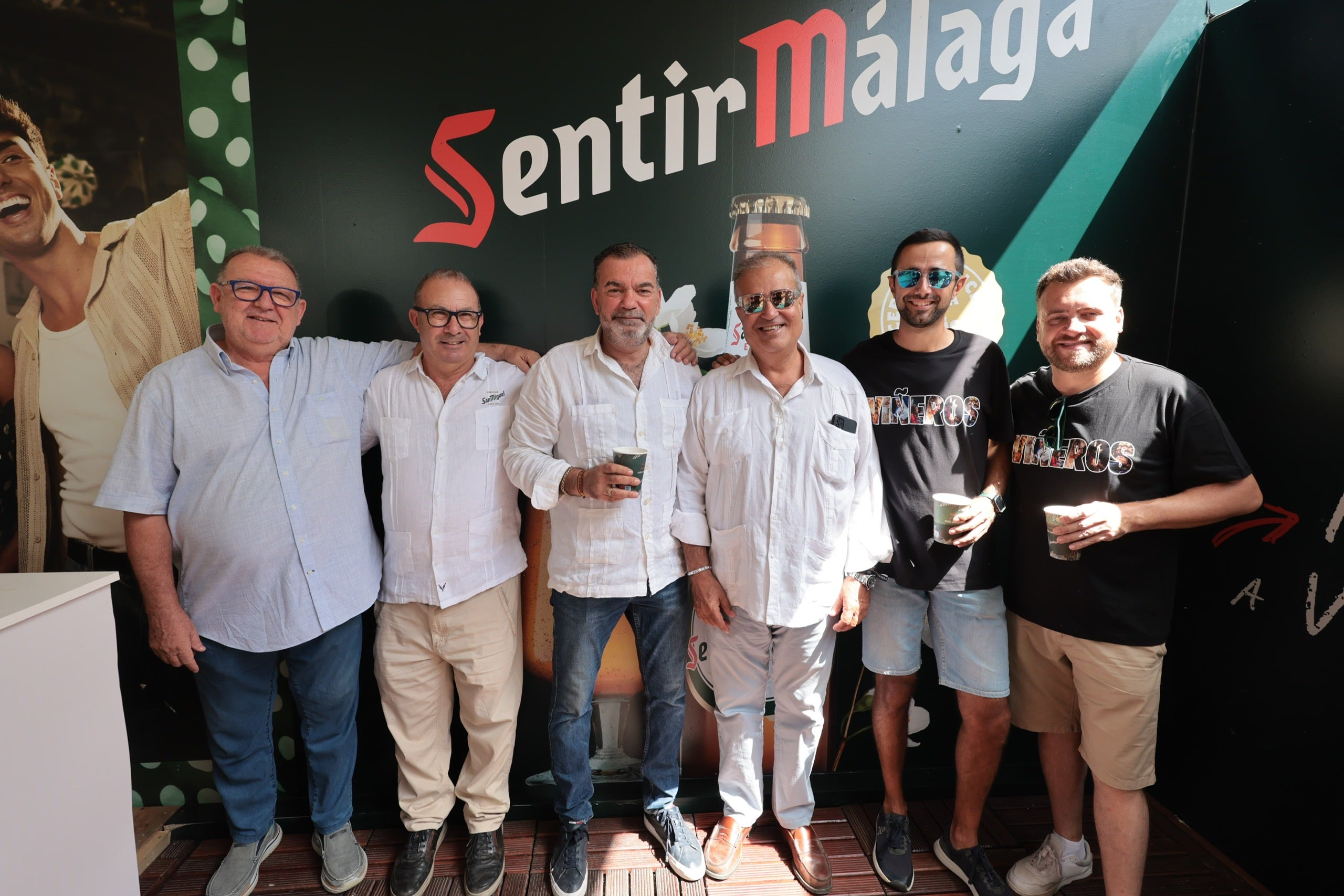 Miguel de Hoyos, responsable de marketing de San Miguel, junto a hermanos de la Hermandad de Viñeros.