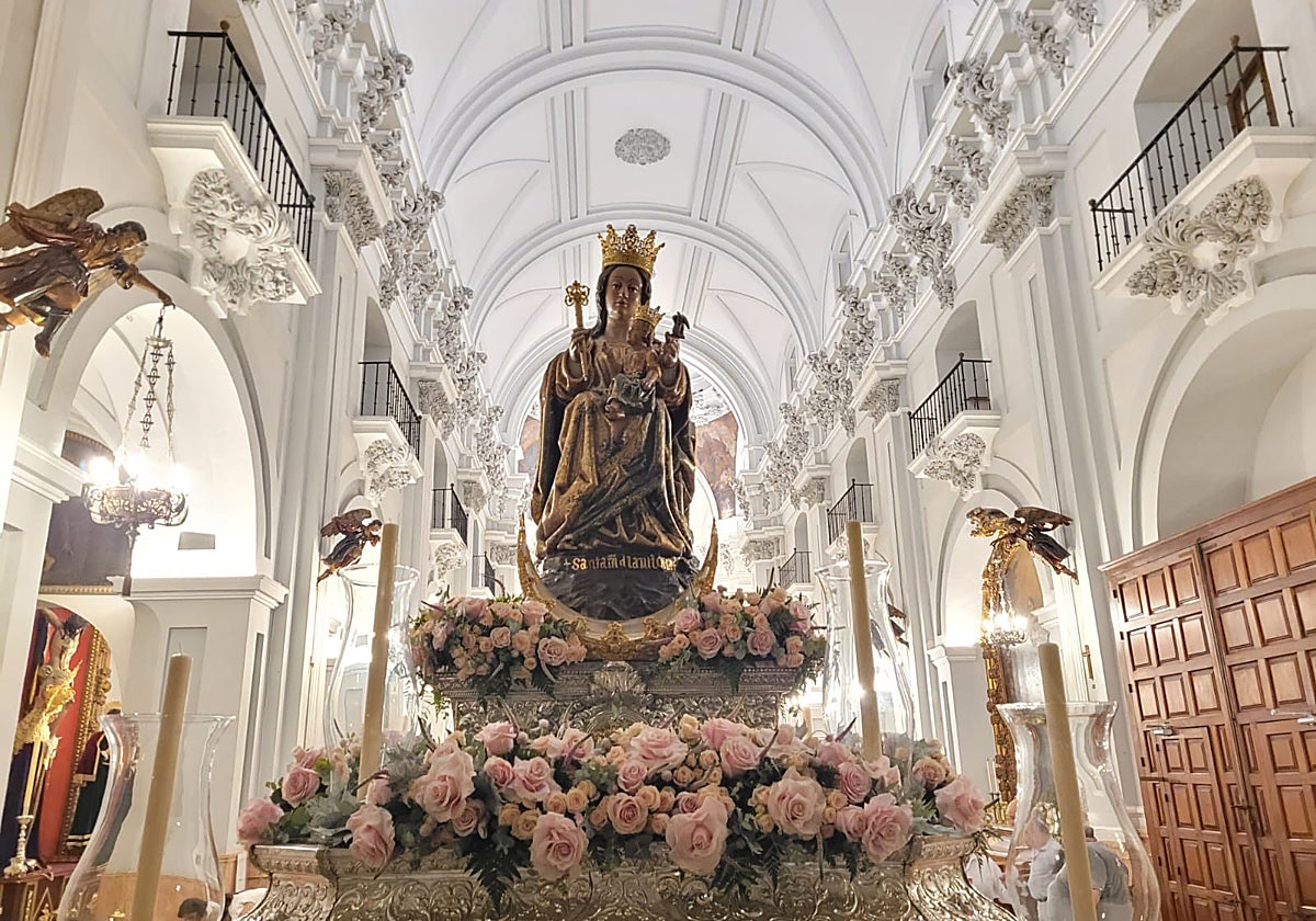 La Patrona de Málaga, en su trono de traslado, antes de poner rumbo a la Catedral.