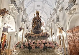 La Patrona de Málaga, en su trono de traslado, antes de poner rumbo a la Catedral.