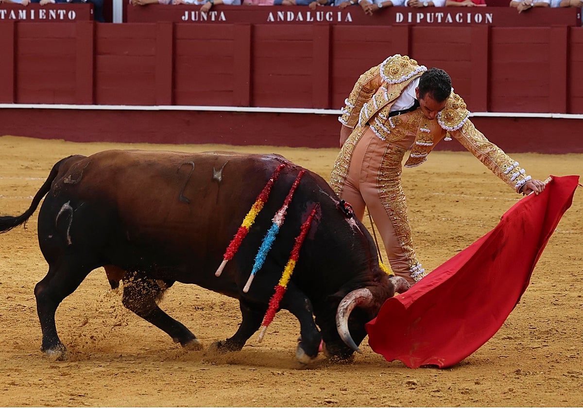 Natural de Pepe Moral al toro de su presentación en Málaga.