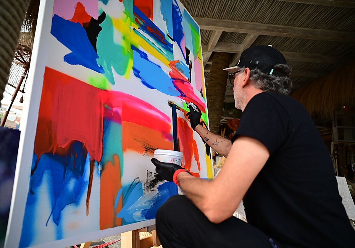 Santiago Picatoste en plena realización de su cuadro en directo en Playa Padre.