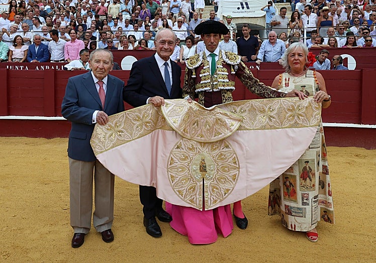 Entrega del Capote de Paseo a Fortes.