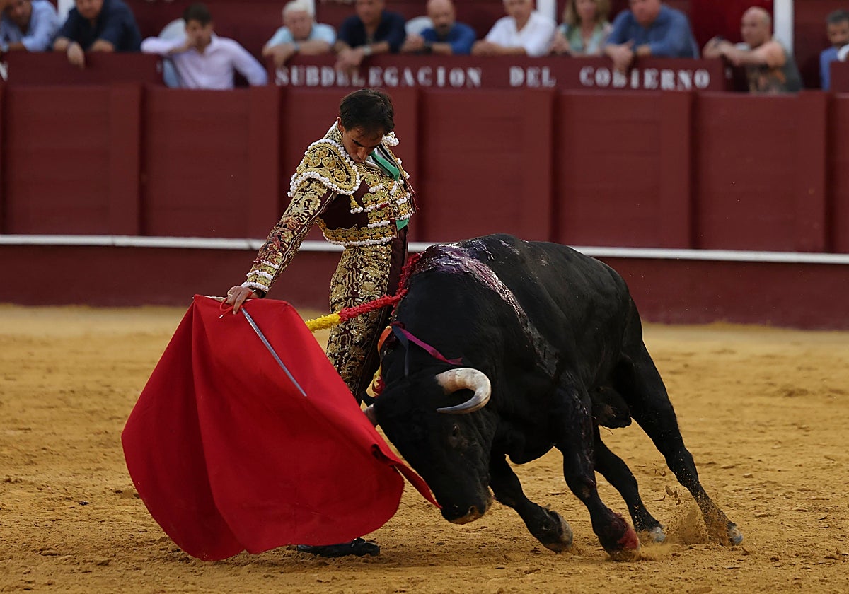 Derechazo de Fortes al quinto del festejo, del que logró un trofeo.