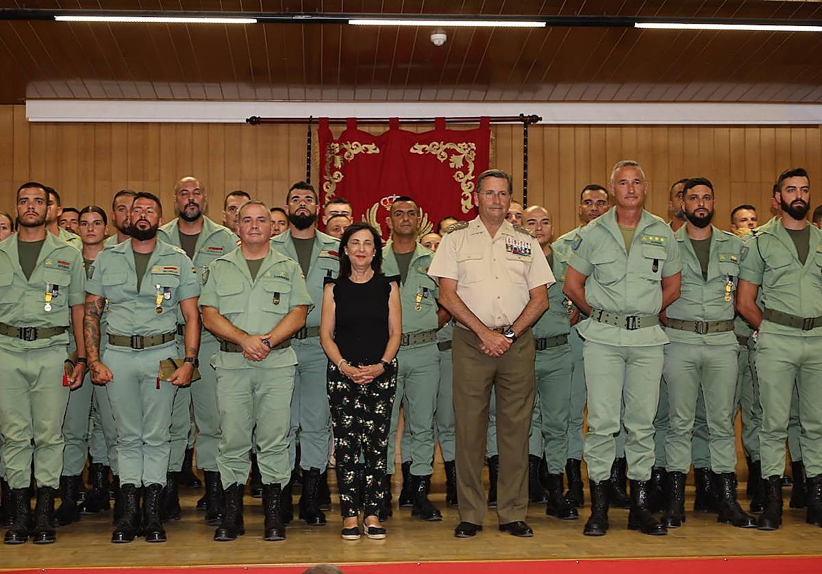 La ministra de Defensa, junto a los legionarios condecorados.