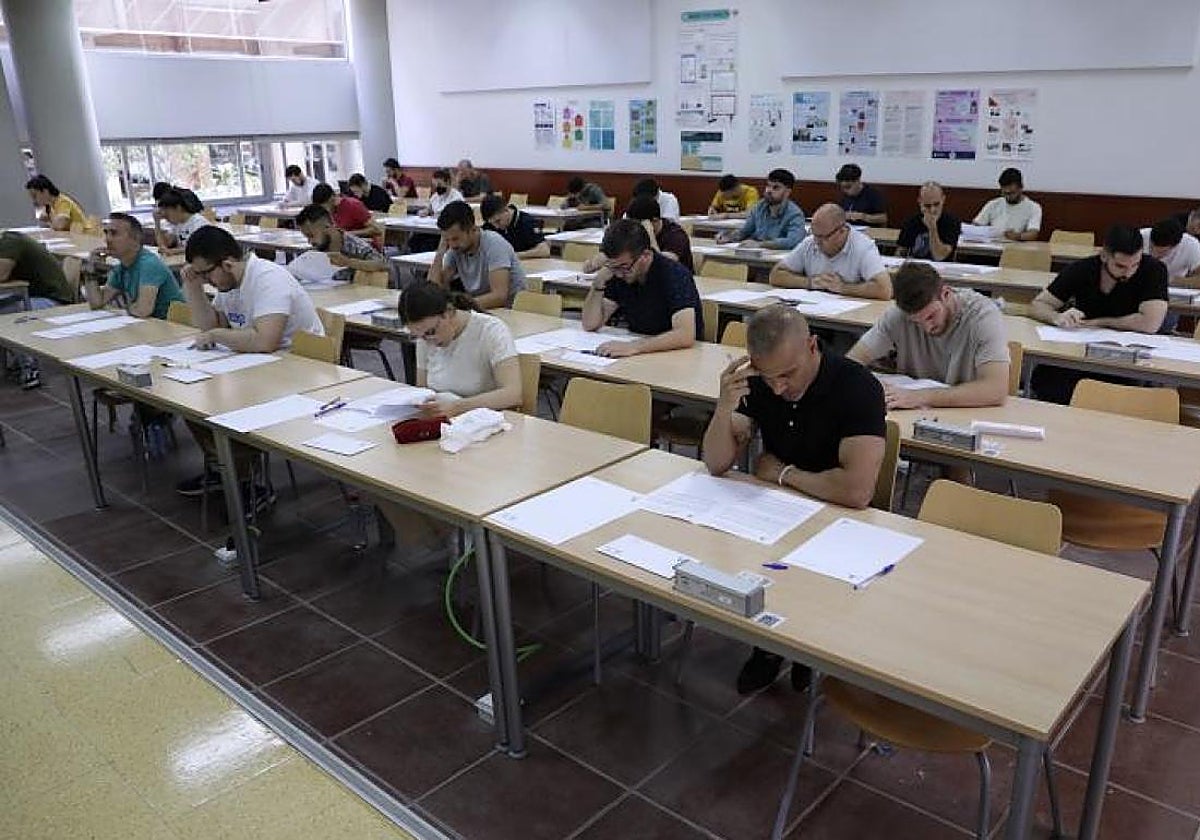 Examen de las oposiciones a docentes, en un aula de la UMA.