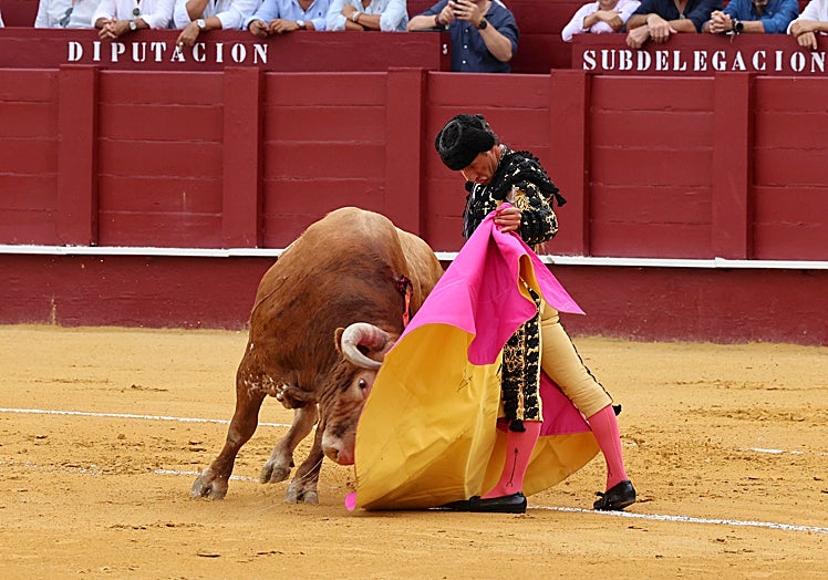 Urdiales, a la verónica, en el primero de la tarde.