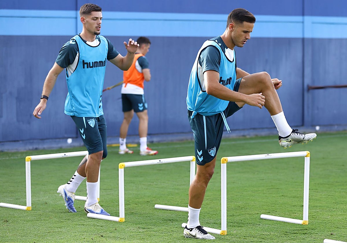 Luismi, seguido de Montero, en uno de los últimos entrenamientos del Málaga.