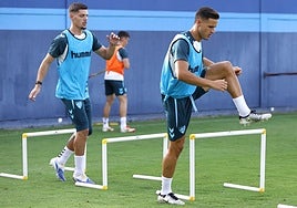 Luismi, seguido de Montero, en uno de los últimos entrenamientos del Málaga.