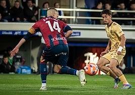 Larrubia encara a Jorge Pulido, en el duelo liguero en Huesca del Málaga la pasada campaña, que fue en la trigésima quinta jornada.