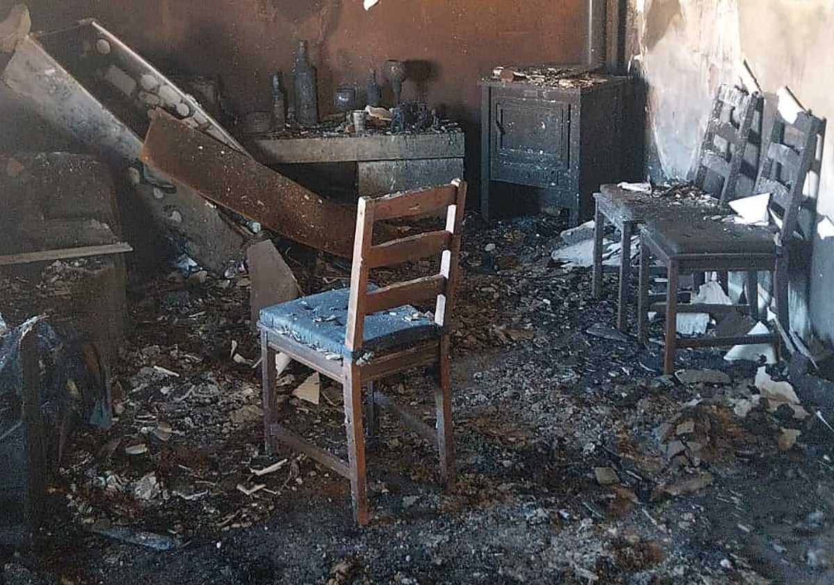 Imagen principal - Tres imágenes de cómo ha quedado la vivienda rural de la familia de Benajarafe.