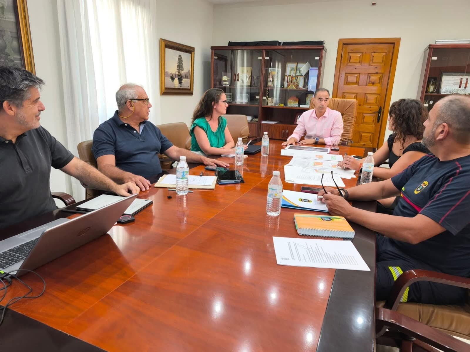 El alcalde, con responsables de emergencias.