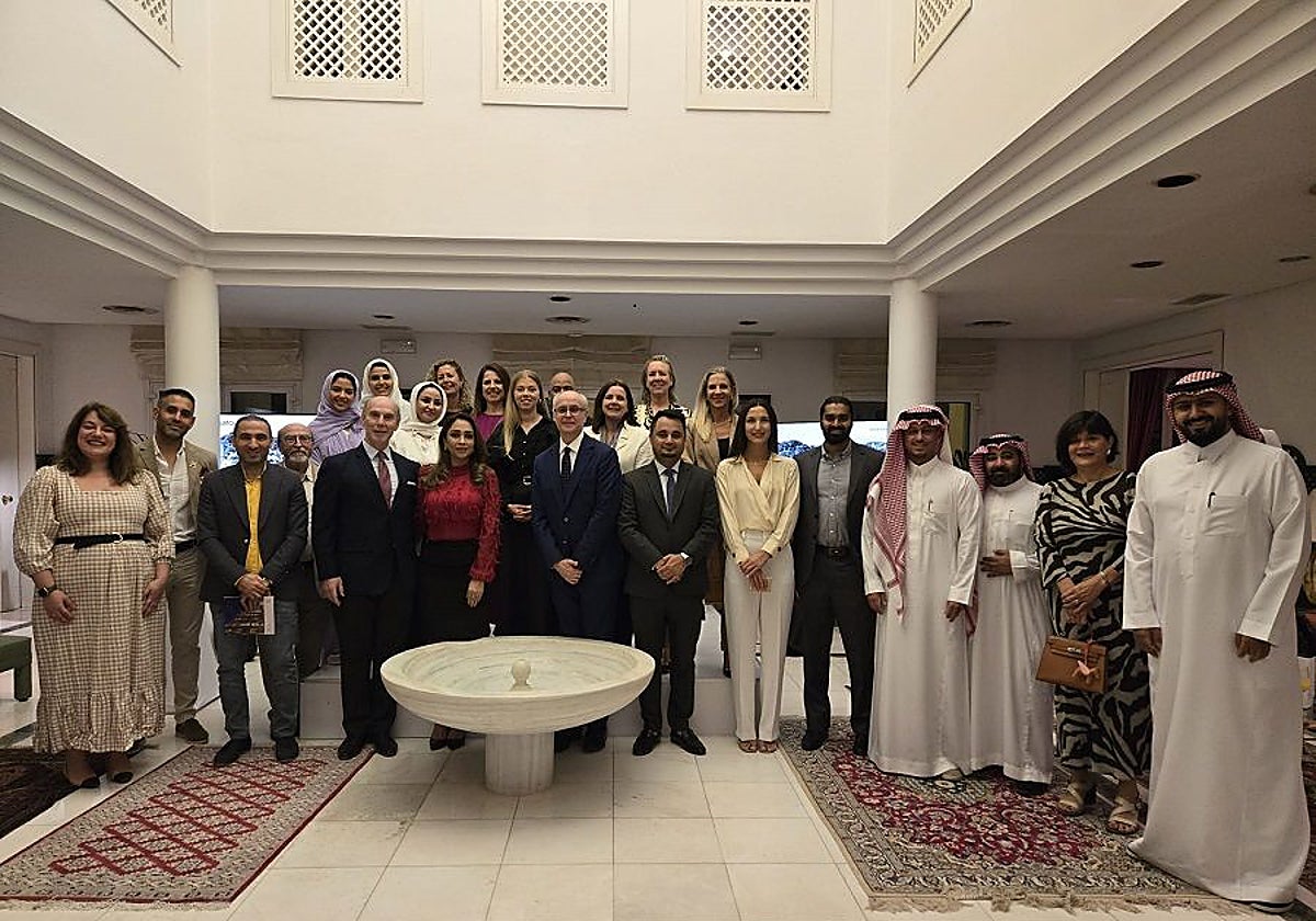 Técnicos de Turismo Costa del Sol, en una de las acciones en el Golfo Pérsico.