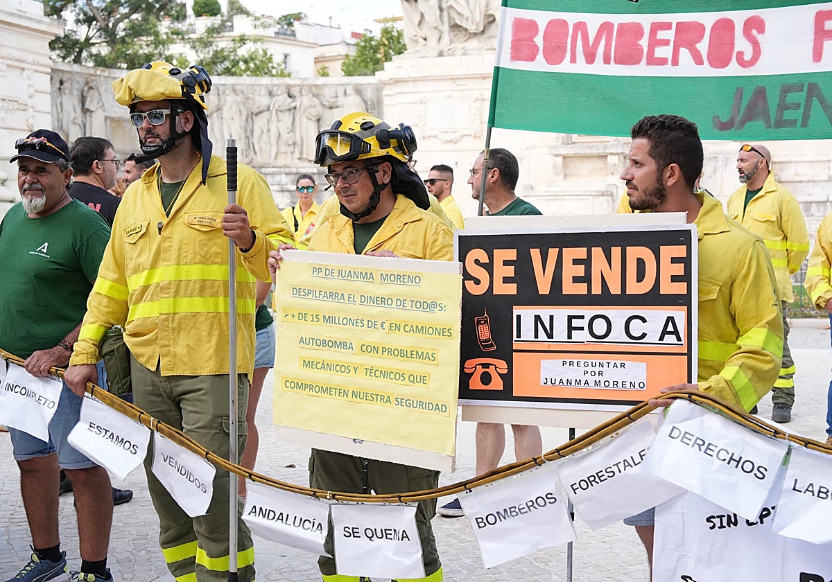 Bomberos del Infoca protestan en Cádiz para reivindicar mejoras laborales.