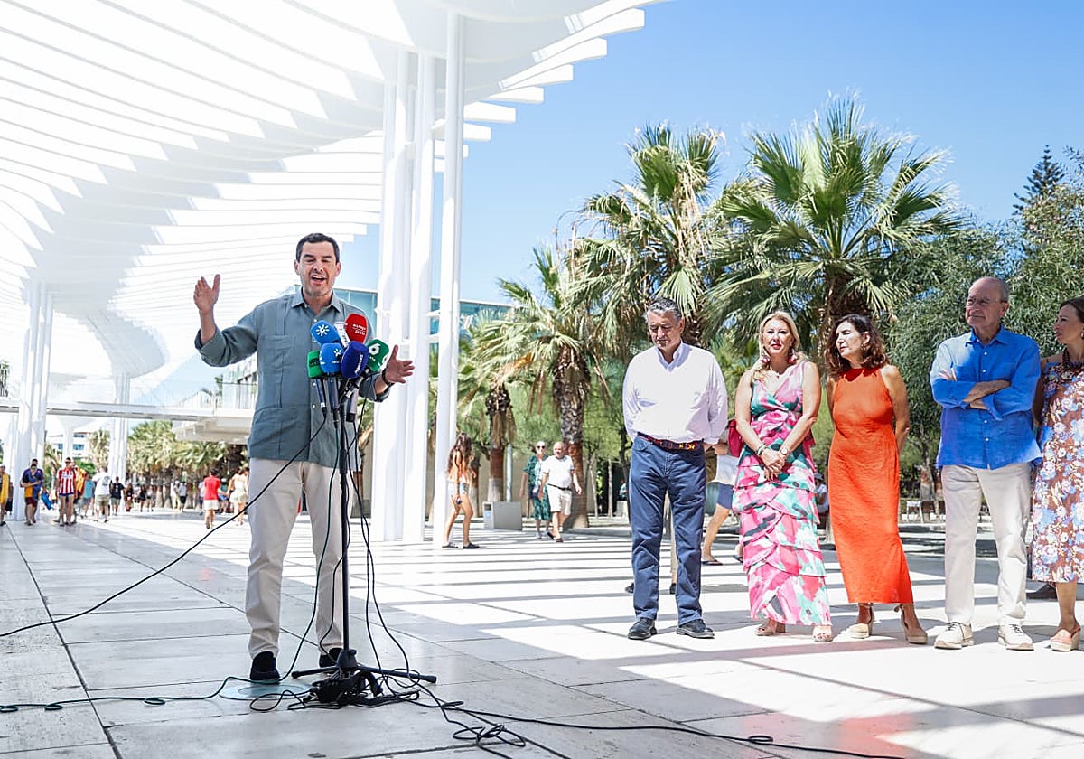Juanma Moreno, acompañado por otros cargos del PP, este miércoles, en el Palmeral de las Sorpresas.