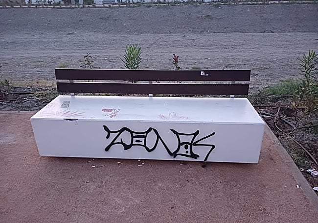 Uno de los nuevos bancos vandalizados.