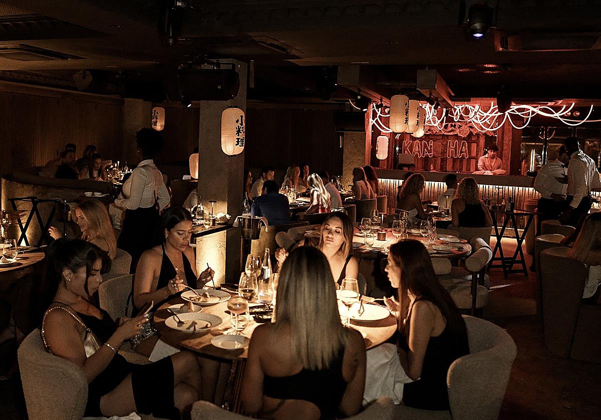 Un DJ anima todas las noches en Veda Marbella.