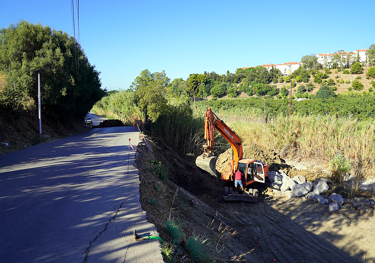 Inicio de las obras en el Camino La Cala, en el término municipal de Estepona.